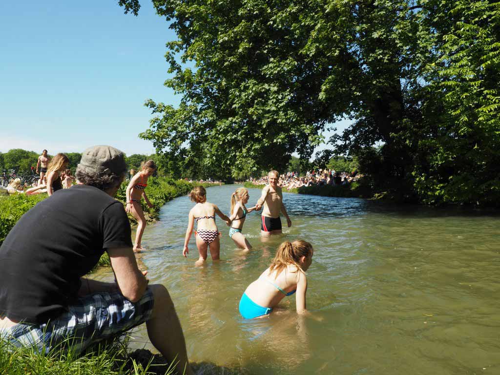 Zwemmen in de Schwabinger beek in München