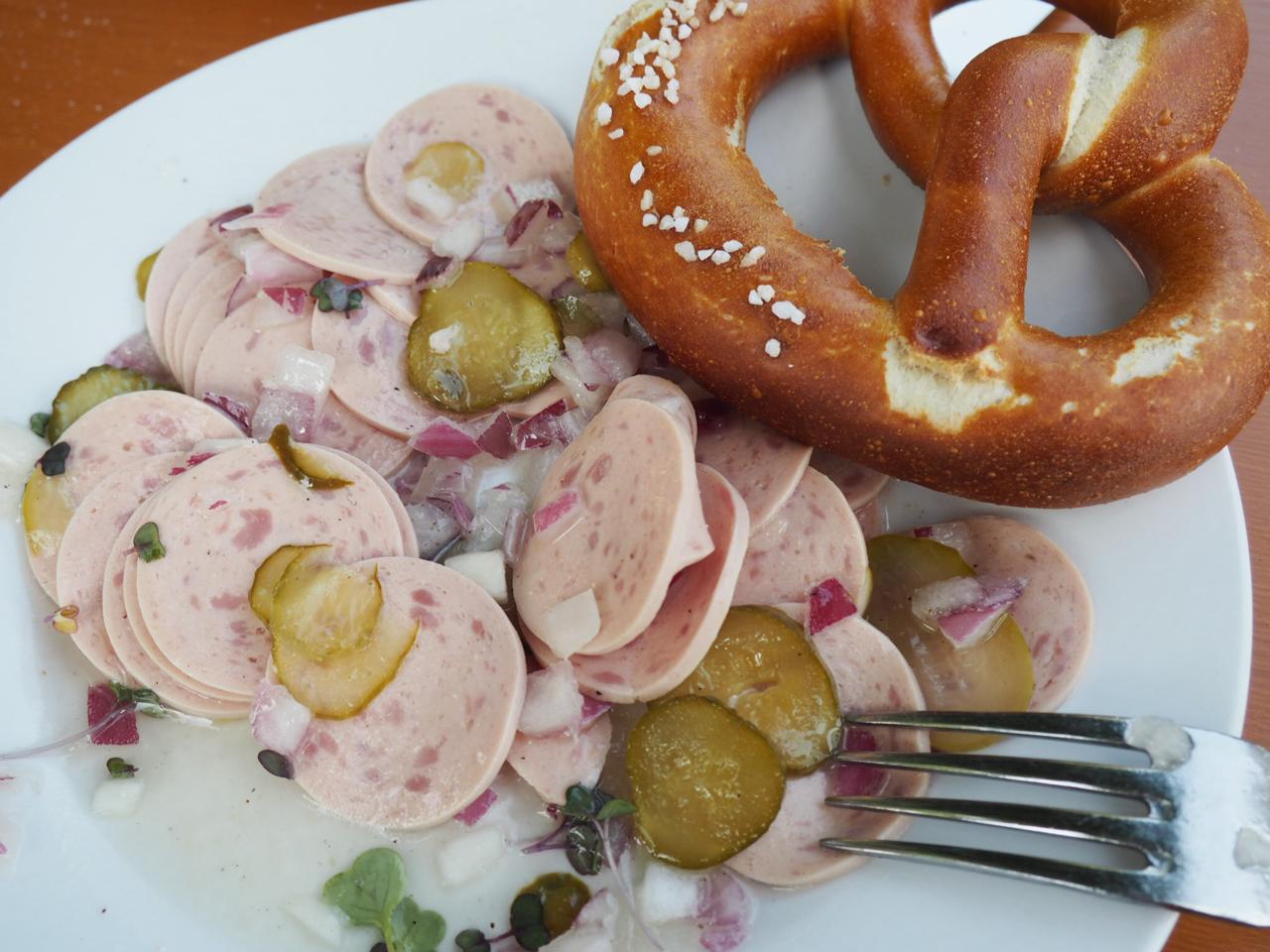 Wurstsalat mit Breze