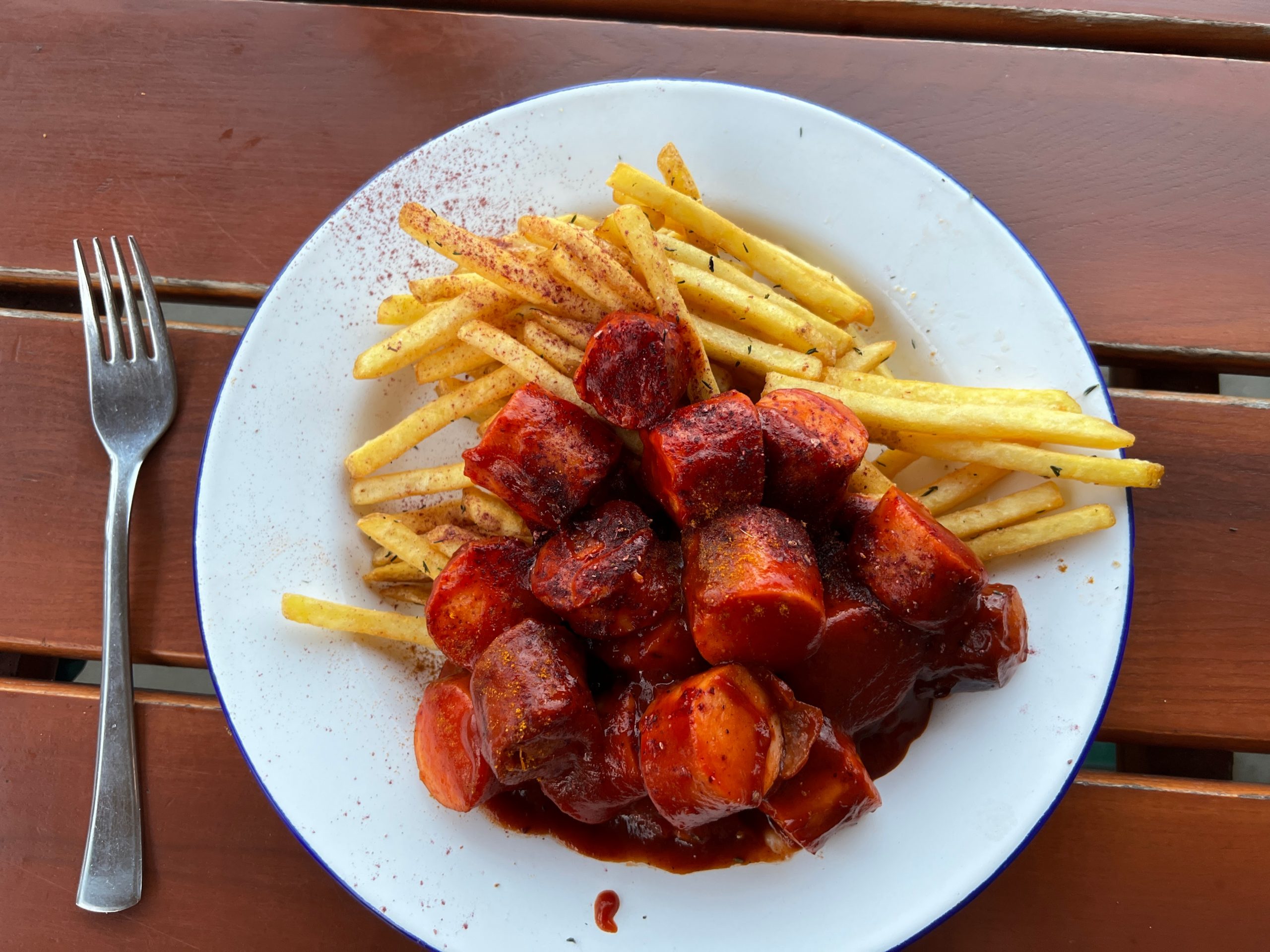 Currywurst mit Pommes